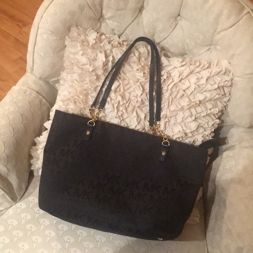 MICHAEL KORS BLACK PURSE GOLD CHAIN